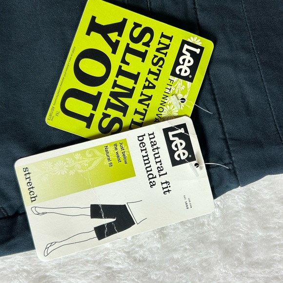 Lee NWT Women's Black Bermuda Natural Fit Zip Shorts Size 16 - Picture 9 of 9